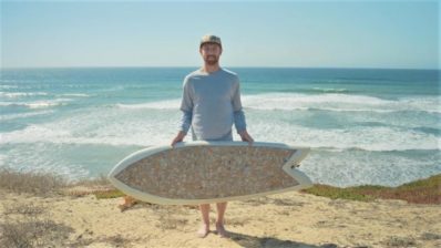 Tabla de Surf hecha con 10.000 colillas: Reciclaje y Ecología en las olas