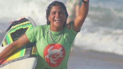 Surfista de 23 años muere alcanzada por un rayo