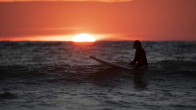 Cómo levantarse temprano para surfear al amanecer